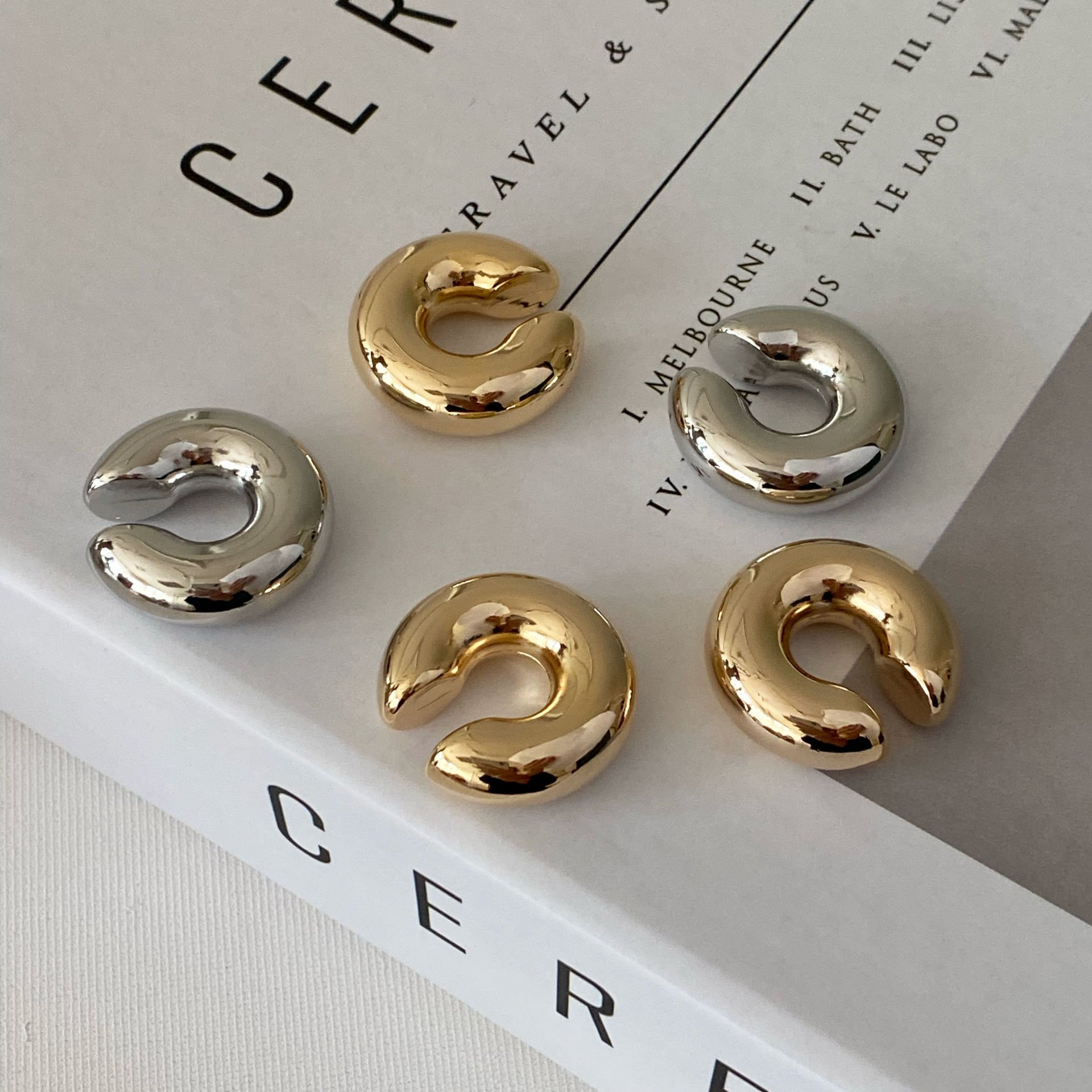 C bombe Earcuff
