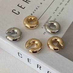 C bombe Earcuff